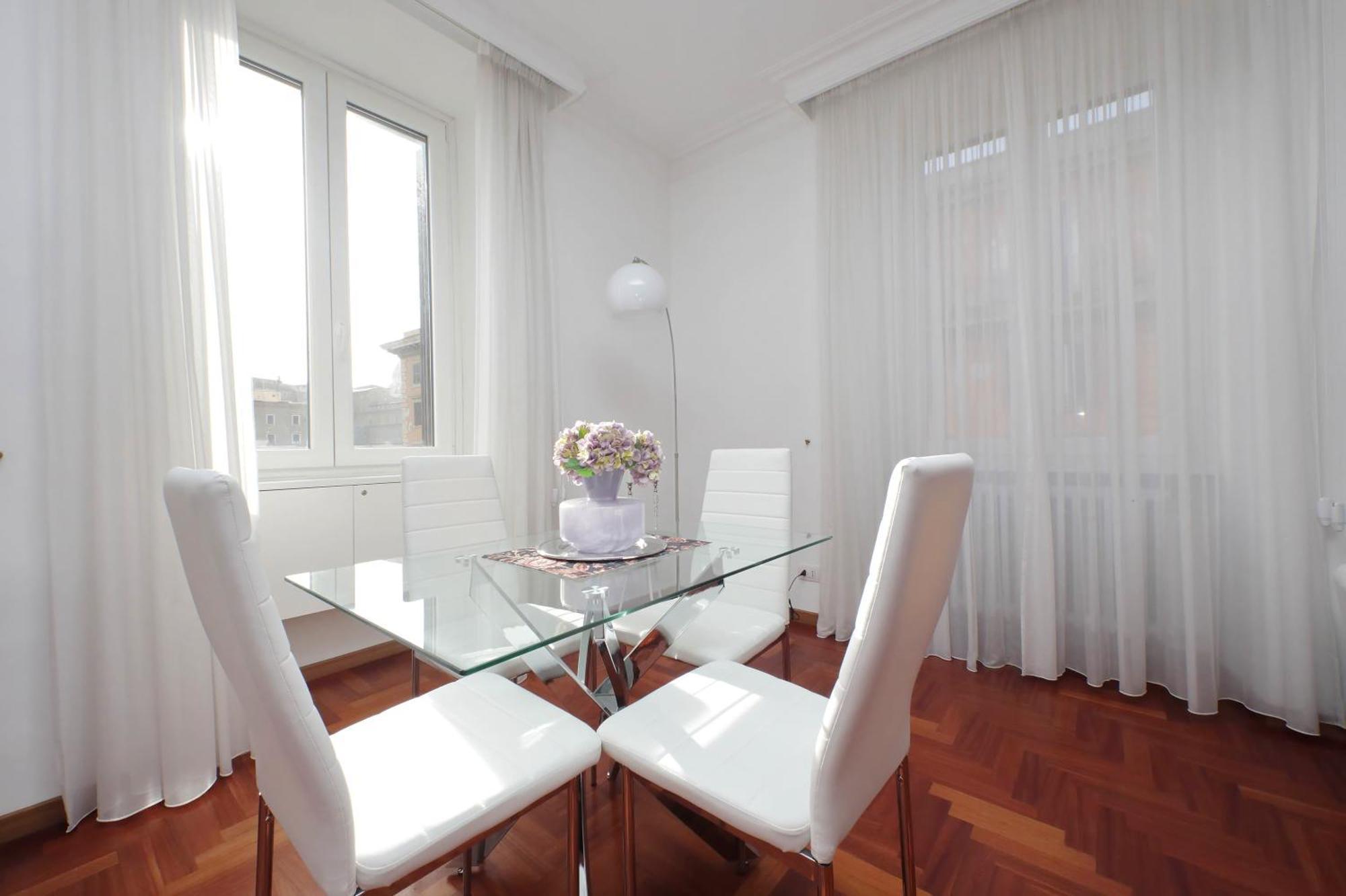 Apartment Elegant And Spacious Apartment, Vespasiano 9 Rome